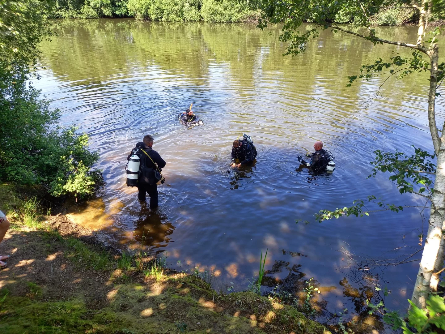 Angler und Taucher reinigen Kiessee in Schweindorf